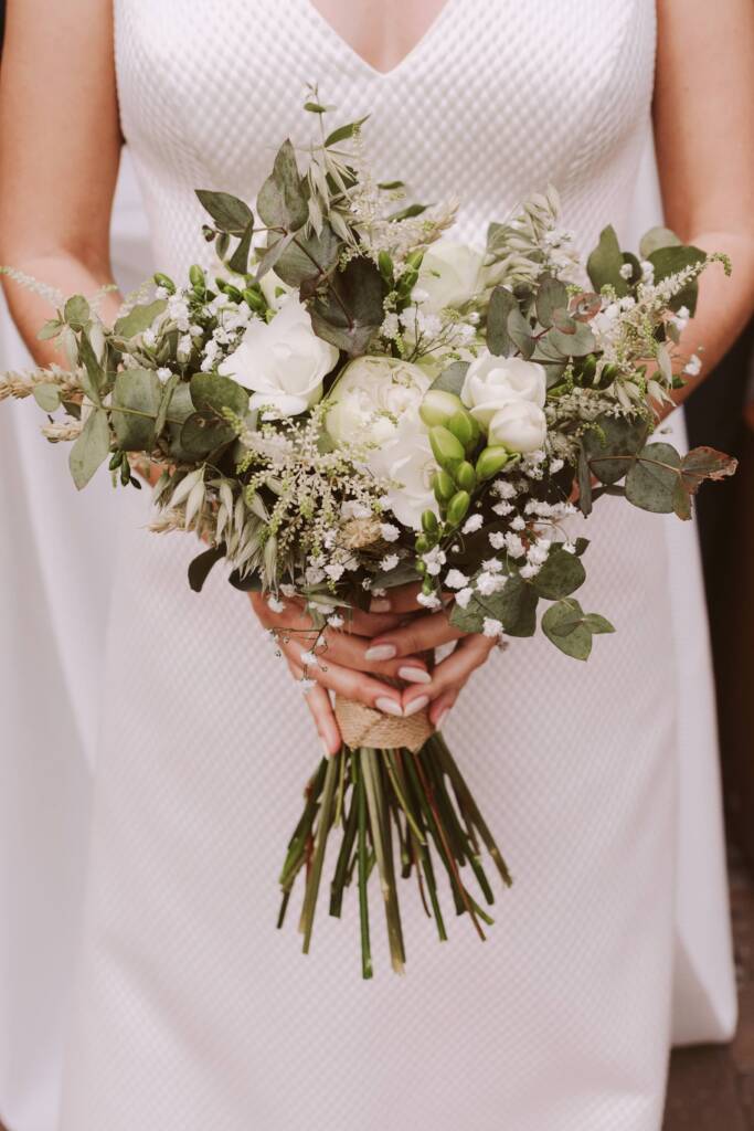 ramo de novia con flores blancas