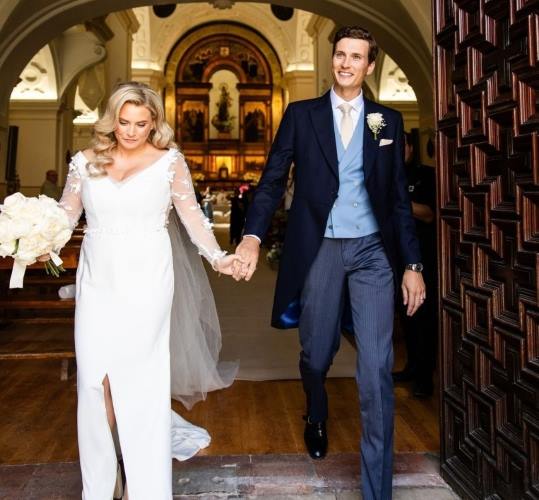 Pareja saliendo de la Iglesia