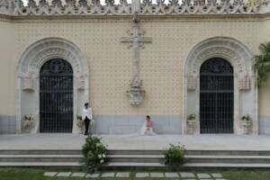 Side ceremony at Castle of Viñuelas with cross wall and Italian feel
