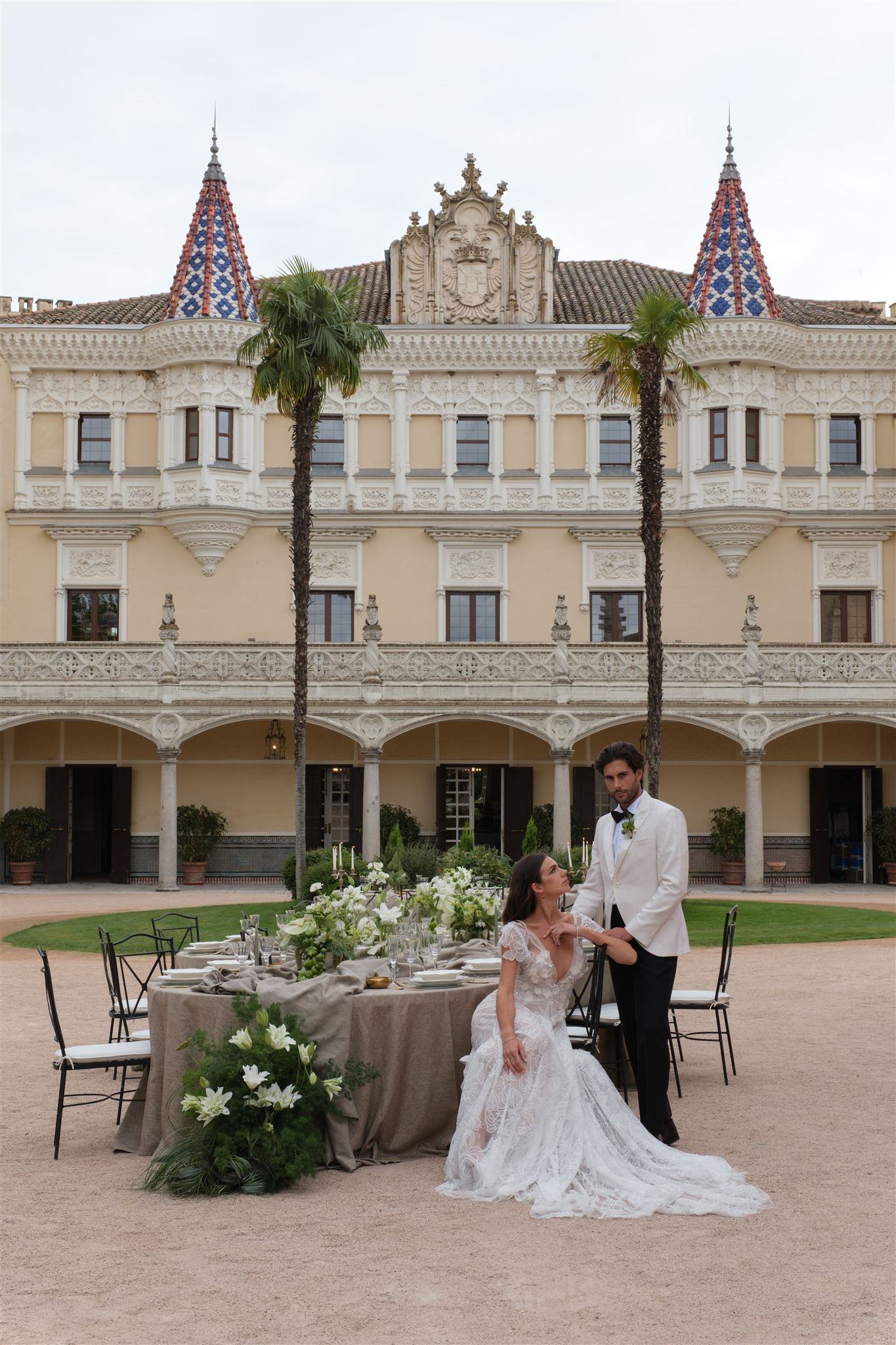 Banquete exterior con mesas en espiral en Castillo de Viñuelas
